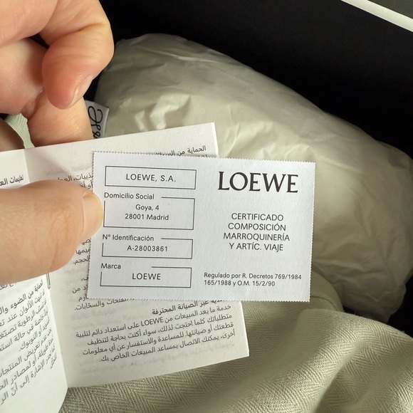 LOEWE
Anagram cut-out pocket in classic calfskin and canvas - Picture 3 of 14